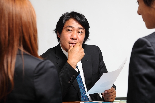 経営者が先に社員に歩み寄る 経営者が先に社員に歩み寄る